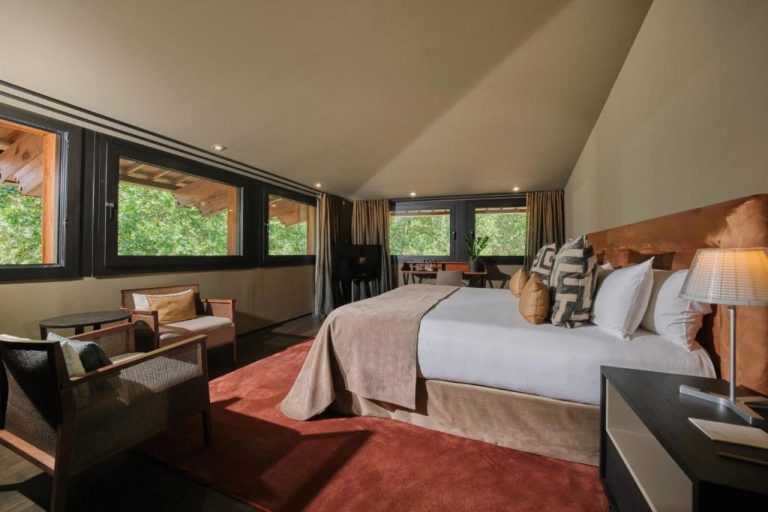 Habitación superior con cama doble, vistas al bosque y decoración rústica elegante en Can Alomar Hotel