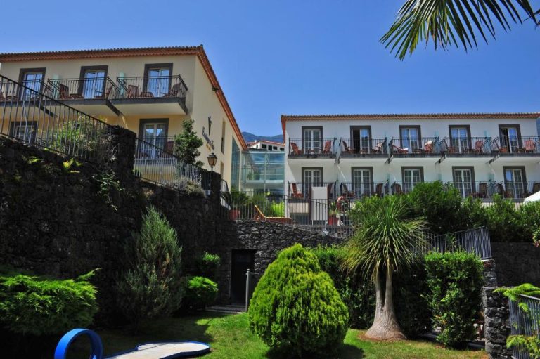 Fachada exterior con jardines tropicales y terrazas del hotel Estalagem do Vale en Madeira