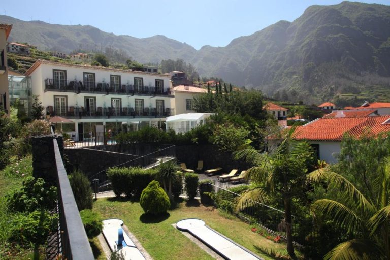 Vista aérea del jardín y piscina exterior de Estalagem do Vale con montañas de Madeira al fondo