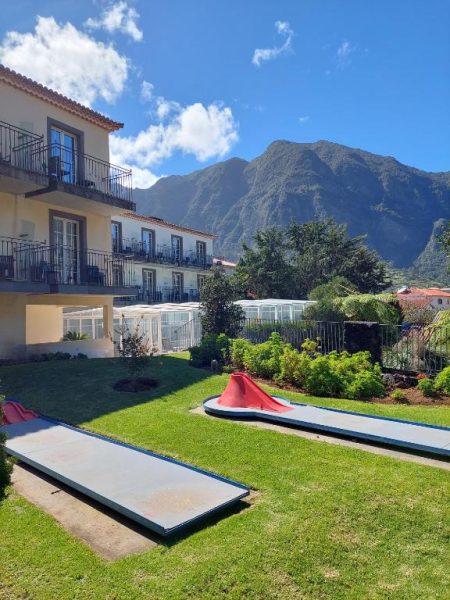 Minigolf y jardín del Estalagem do Vale con impresionantes montañas al fondo en Madeira