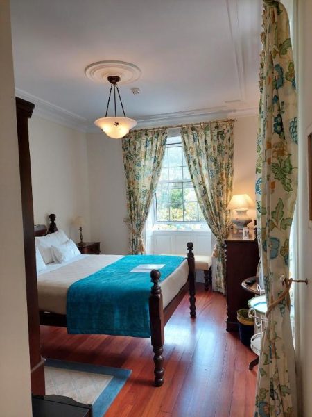 Habitación clásica con cama de dosel de madera y colcha turquesa en Estalagem do Vale