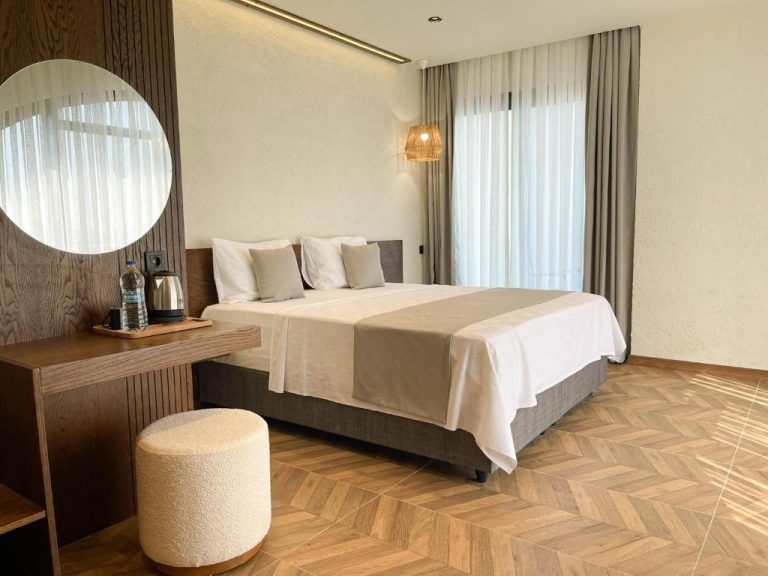 Habitación doble superior con cama king size y escritorio de madera en Now Boutique Hotel