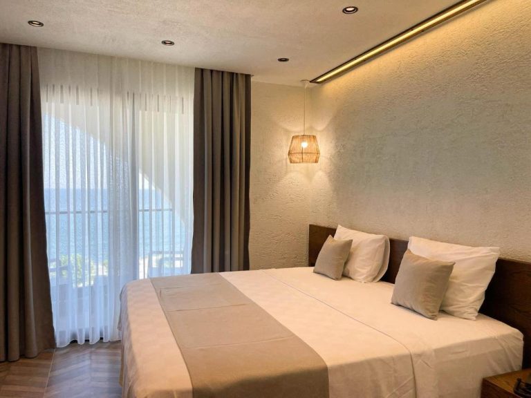 Habitación doble con cama king size y ventanal con luz natural en Now Boutique Hotel