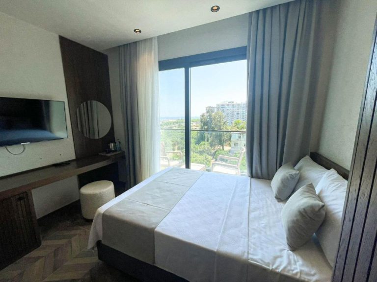 Habitación doble con cama king y balcón con vistas a la ciudad en Now Boutique Hotel