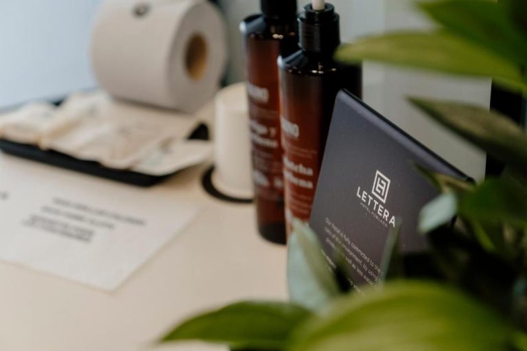 Productos de baño y amenities de cortesía del Lettera Hotel Poblado junto a planta decorativa