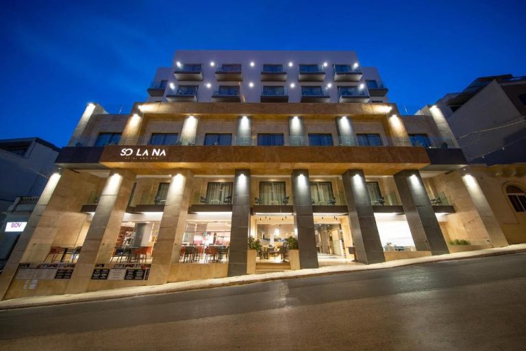 Fachada exterior iluminada del Solana Hotel & Spa en Malta durante la noche