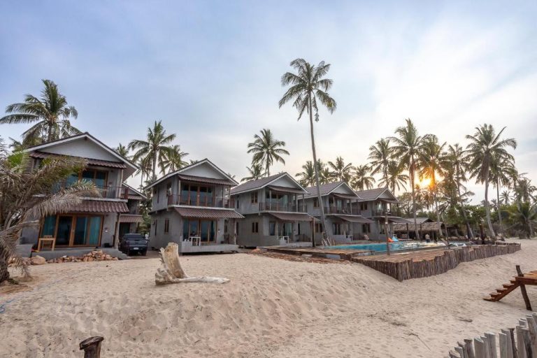 Villas frente al mar con piscina exterior y palmeras del resort Laemsui Beach en Tailandia