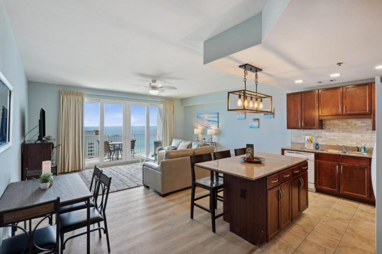 Cocina americana y salón con vistas al mar del Gulf View Condo con acceso directo a la playa