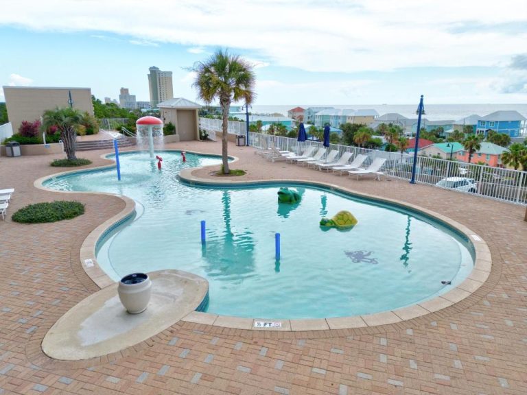 Piscina infantil con figuras de tortugas y zona de juegos acuáticos en Gulf View Condo con vistas al mar