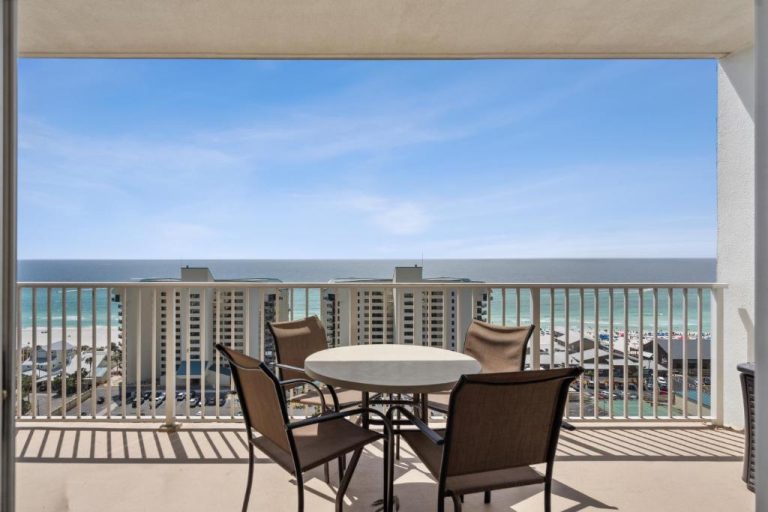 Terraza con mesa y sillas con vistas panorámicas al Golfo de México en Gulf View Condo con acceso directo a la playa