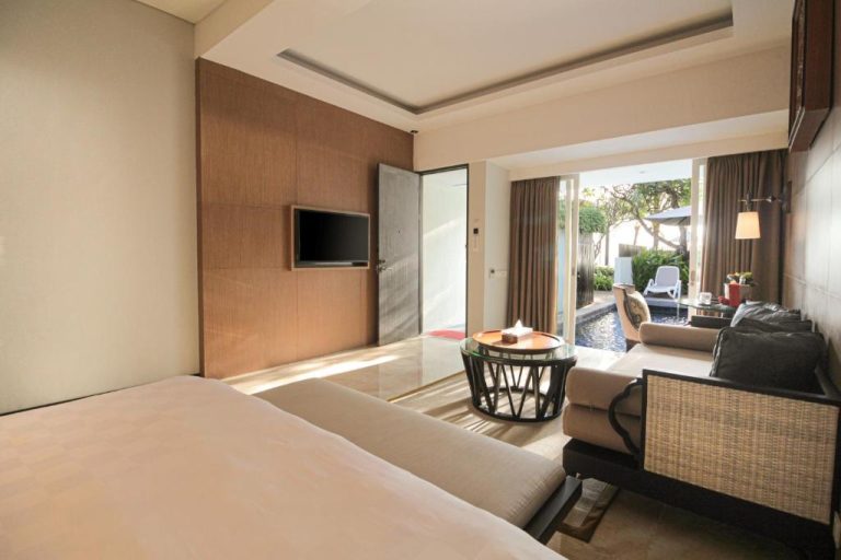 Habitación de lujo con acceso a piscina privada y terraza en The Anvaya Beach Resort Bali