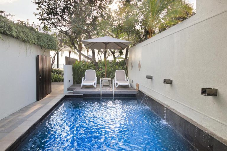 Piscina privada con tumbonas y sombrilla blanca en The Anvaya Beach Resort Bali