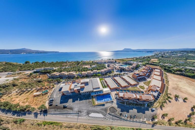 Vista aérea del complejo Kiani Beach Resort Family All Inclusive con piscina y vistas al mar en Creta