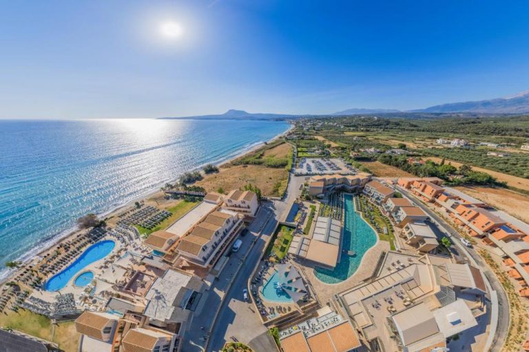Vista aérea del Kiani Beach Resort con piscinas, zona de playa y jardines en Creta