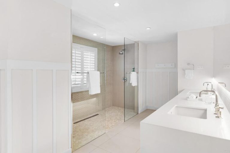 Baño de lujo con ducha walk-in de cristal y lavabo doble en Couples Sans Souci Jamaica