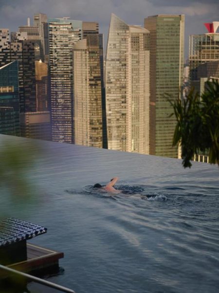 Piscina infinita del Skypark de Marina Bay Sands con vistas al skyline de Singapur