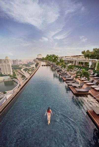 Piscina infinita en la azotea del Marina Bay Sands con vistas panorámicas de Singapur