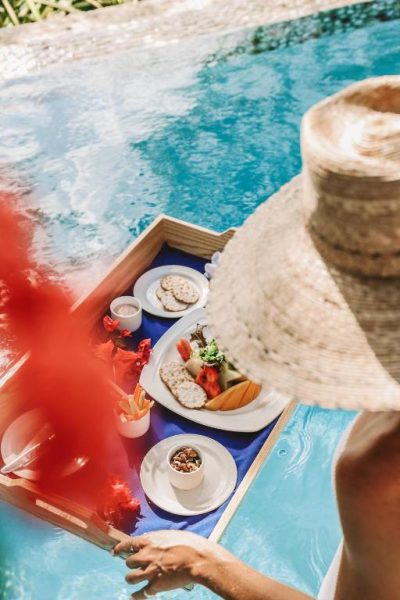 Desayuno flotante con frutas y crackers en la piscina privada del Jamaica Inn
