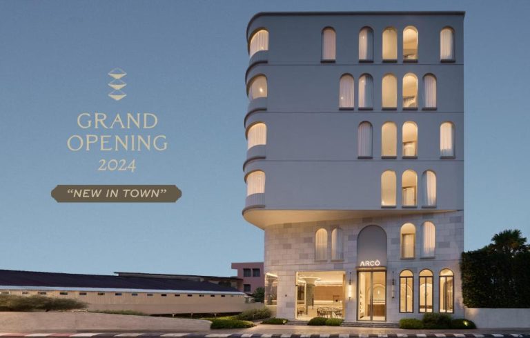 Fachada exterior del Hotel Arco Phuket Town en su Gran Apertura 2024, edificio moderno de estilo neoclásico iluminado