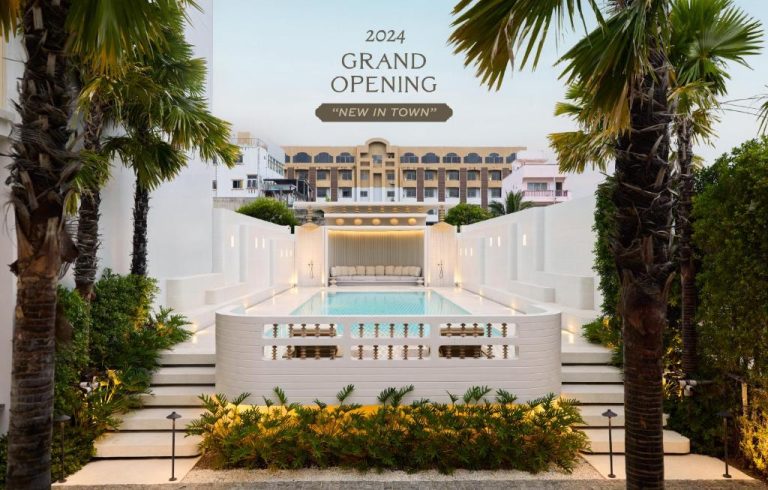 Piscina exterior con jardines tropicales y palmeras del nuevo hotel Arco Phuket Town, inauguración 2024