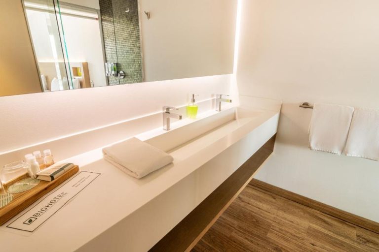 Baño moderno con lavabo integrado y bañera del Biohotel Organic Suites Bogotá Usaquén