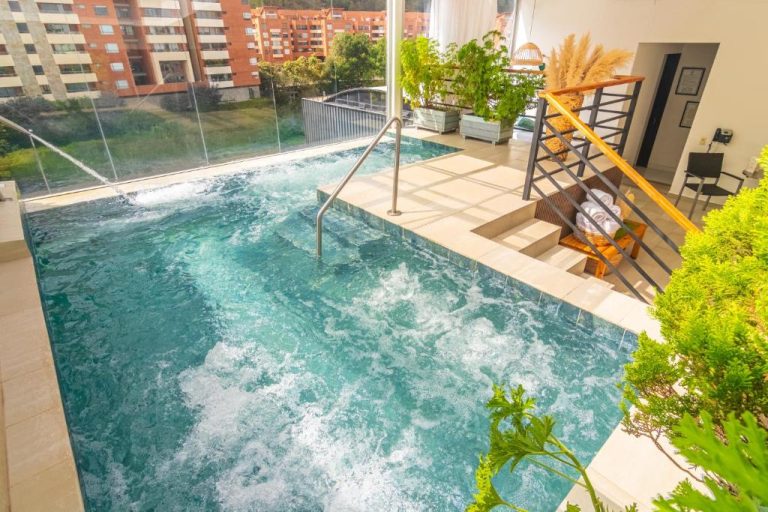Jacuzzi interior con agua turquesa y vistas panorámicas en Biohotel Organic Suites Bogotá Usaquén