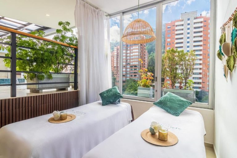 Sala de spa doble con camillas y vista panorámica en Biohotel Organic Suites Bogotá Usaquén