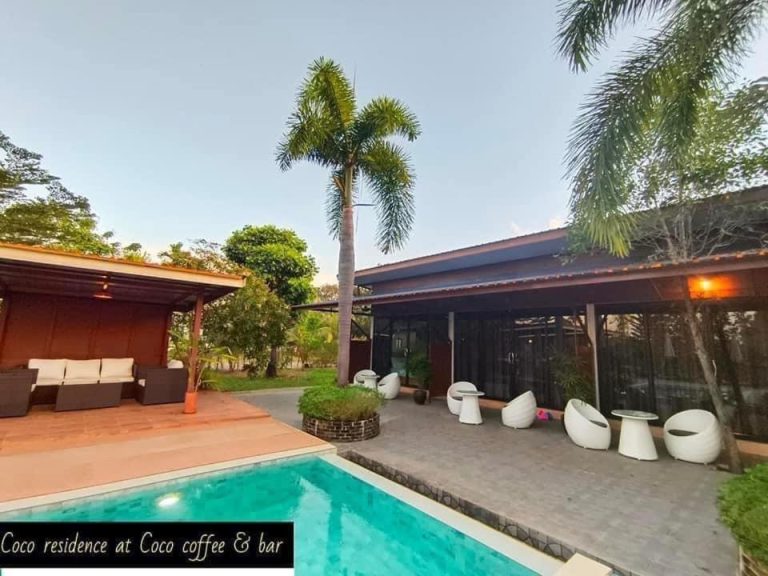 Piscina exterior con terraza y zona de bar al aire libre en Coco Residence Si Saket