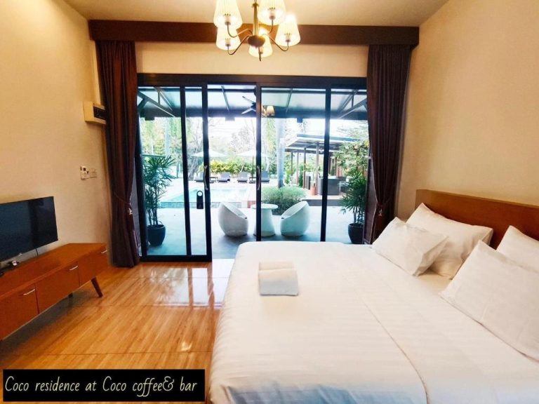 Habitación doble con terraza y acceso directo a piscina en Coco Residence Si Saket