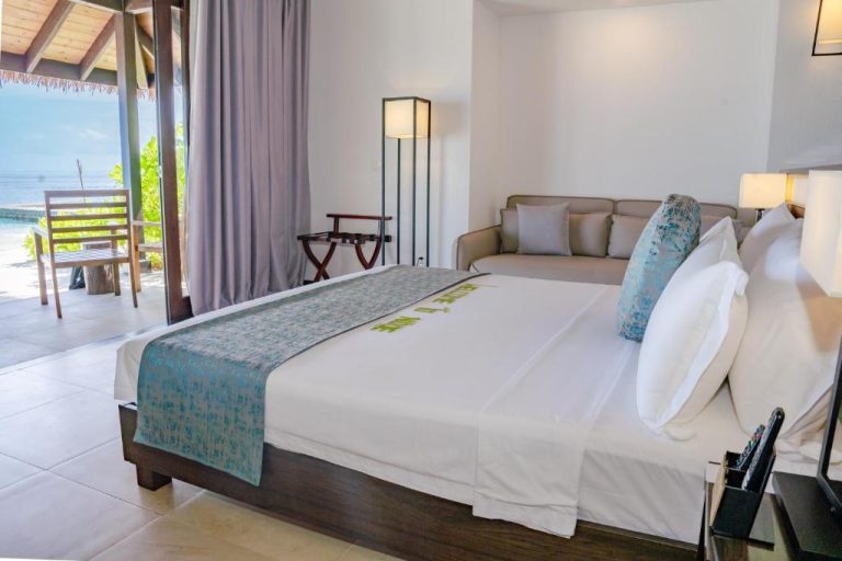 Habitación de lujo con cama king y vista al océano en NOOE Maldives Kunaavashi, Maldivas