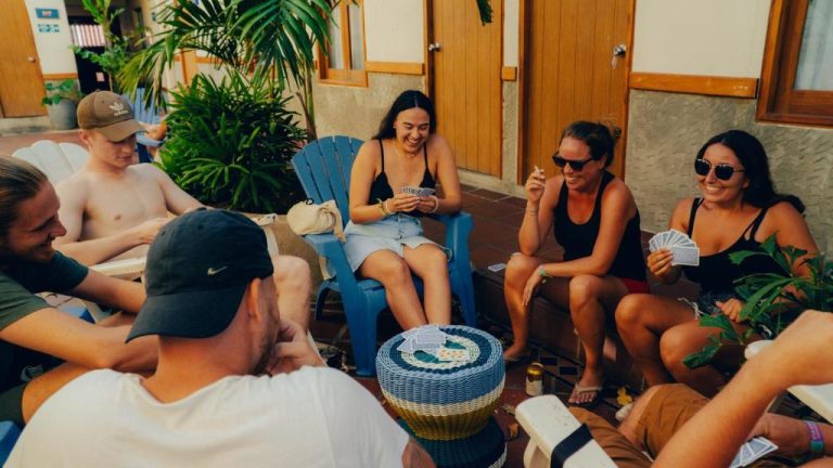 Grupo de viajeros jugando cartas en la terraza del Viajero Cartagena Centro Hostel