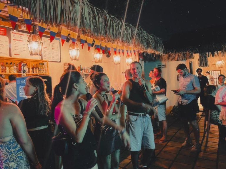 Noche de karaoke en el bar tropical del Viajero Cartagena Centro Hostel con viajeros cantando