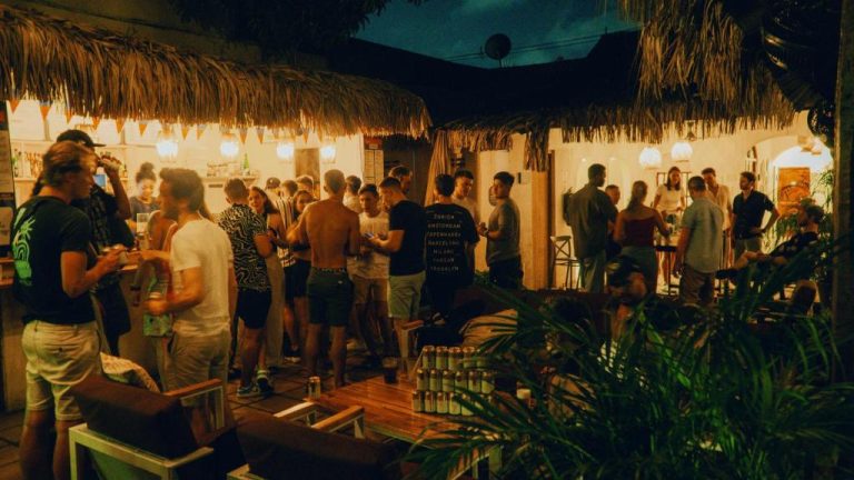 Animada terraza bar nocturna con techo de palapa y ambiente tropical en Viajero Cartagena Centro Hostel