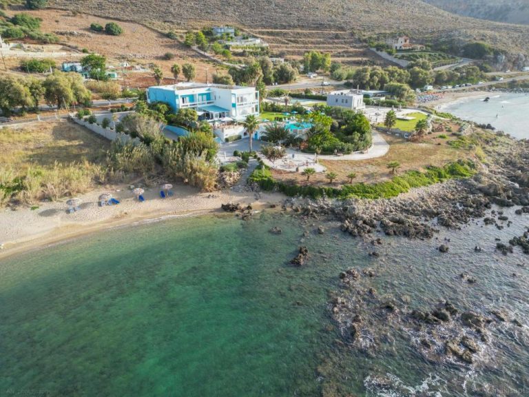 Vista aérea de Kanakis Blue Beach Apartments con piscina y acceso directo a la playa de aguas turquesas