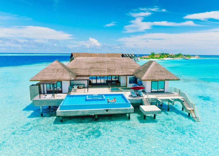 Villa Duplex con piscina privada sobre el agua turquesa en NOOE Maldives Kunaavashi, Maldivas