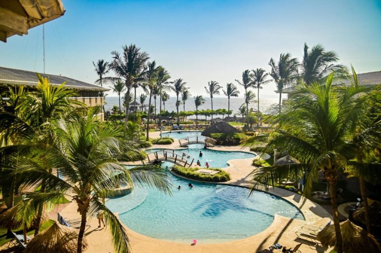 Piscina laguna con palmeras y vistas al océano Pacífico en Fiesta Resort All Inclusive Costa Rica