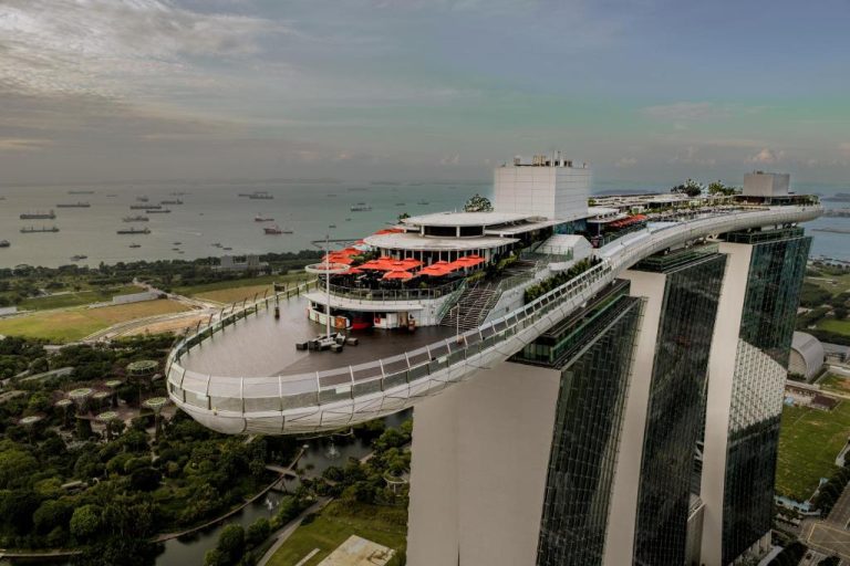 Vista aérea del SkyPark del Marina Bay Sands en Singapur con restaurantes y terraza panorámica