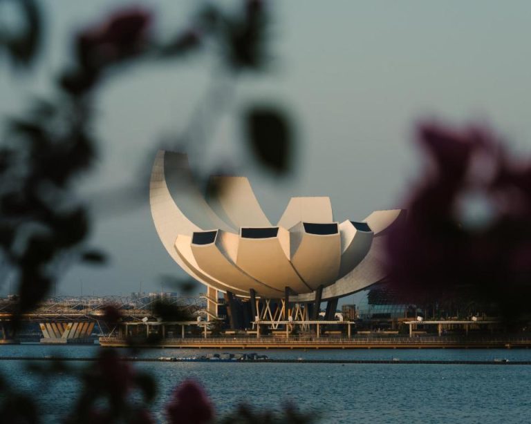 Vista del ArtScience Museum junto al Marina Bay Sands desde la bahía de Singapur al atardecer
