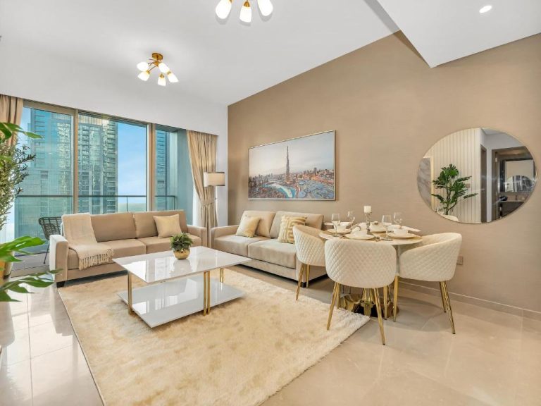 Salón comedor de lujo con vistas al Burj Khalifa en apartamento Luxury 1BR cerca de Dubai Mall