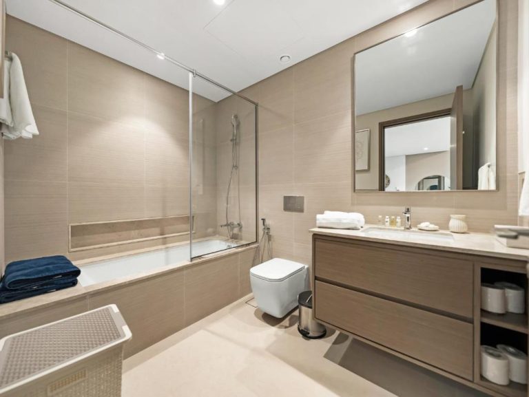 Baño completo con bañera y ducha en apartamento de lujo con vistas al Burj Khalifa en Dubai