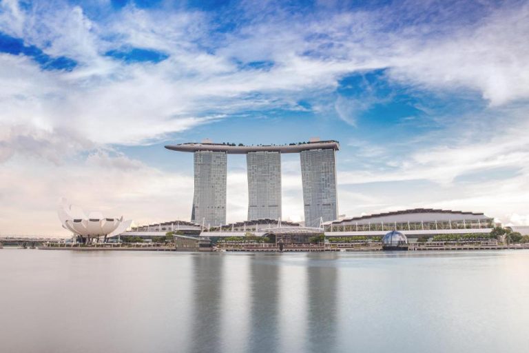 Vista panorámica del Marina Bay Sands con sus tres torres y SkyPark reflejadas en la bahía de Singapur