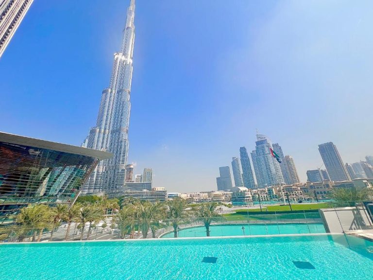 Piscina infinita con vistas al Burj Khalifa y skyline de Downtown Dubai en apartamento de lujo