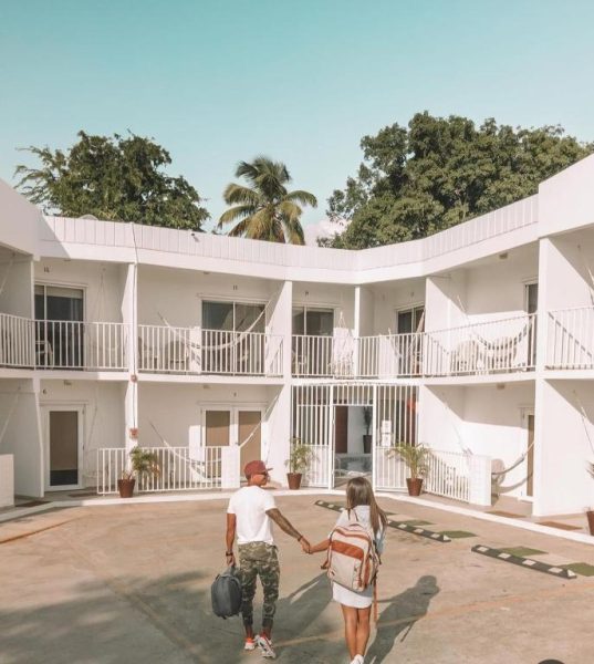 Pareja tomada de la mano en el patio interior del Nautilus by La Jamaca Hotels en La Parguera