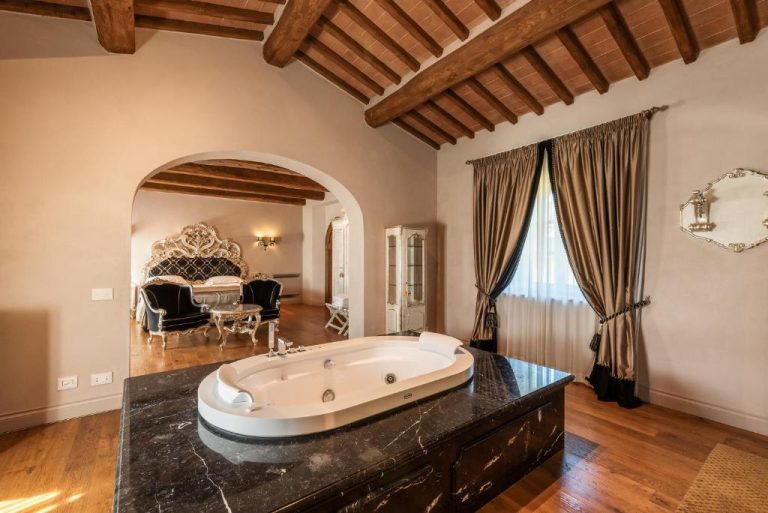 Suite de lujo con bañera de hidromasaje en mármol y dormitorio barroco en Relais La Corte dei Papi