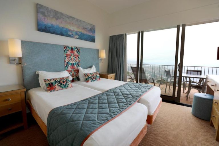 Habitación doble con dos camas y terraza con vistas al mar en Village Cabo Girao