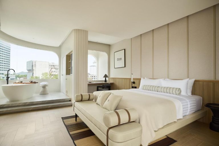 Suite de lujo con cama king, bañera exenta y vistas a la ciudad en Arco Phuket Town