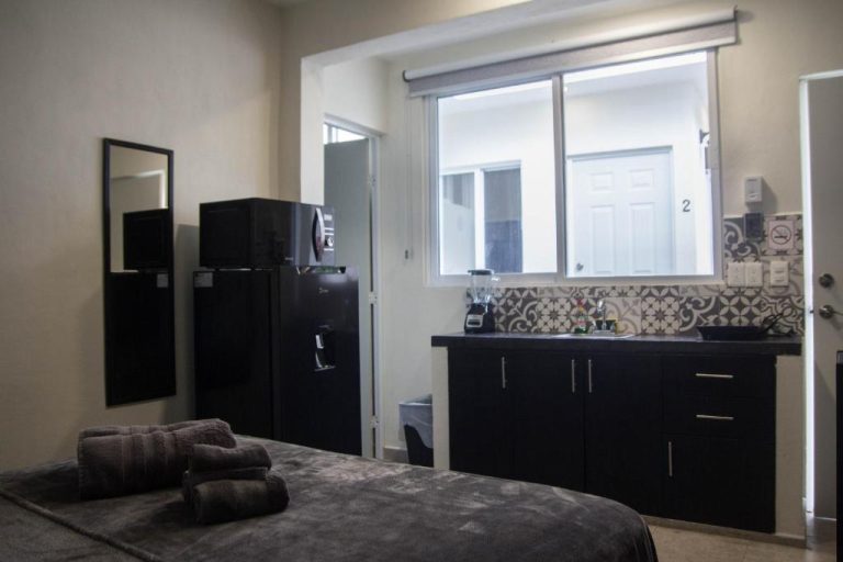 Estudio con cama, cocina equipada y nevera negra en Casa Creunza de Mar