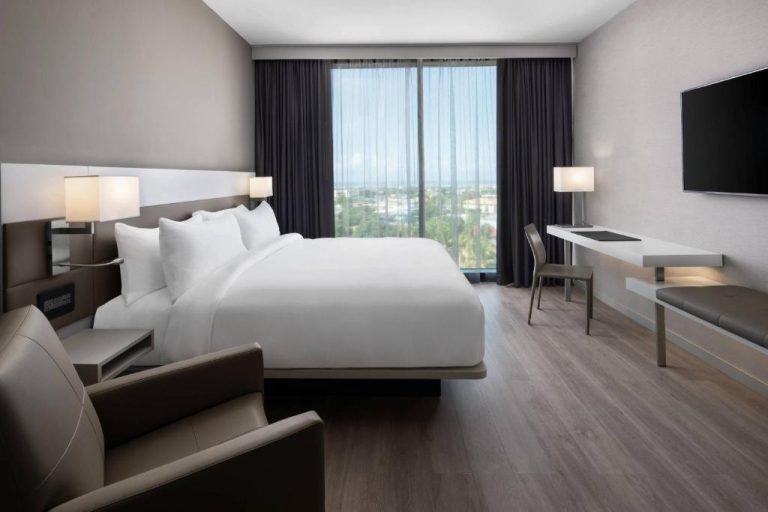 Habitación king con vista panorámica de la ciudad en AC Hotel by Marriott Kingston Jamaica
