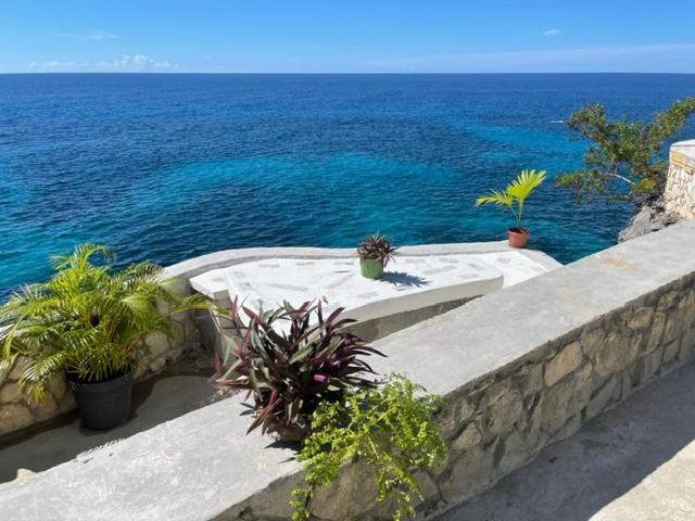 Terraza con vista panorámica al mar Caribe cristalino en el hotel Catcha Falling Star Jamaica