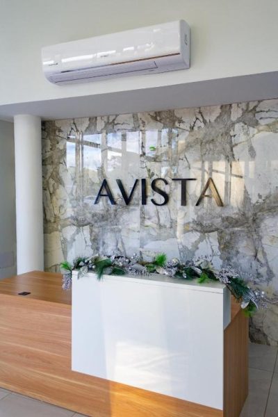Recepción con pared de mármol y decoración navideña en el hotel Avista Premium Studio with Pool View